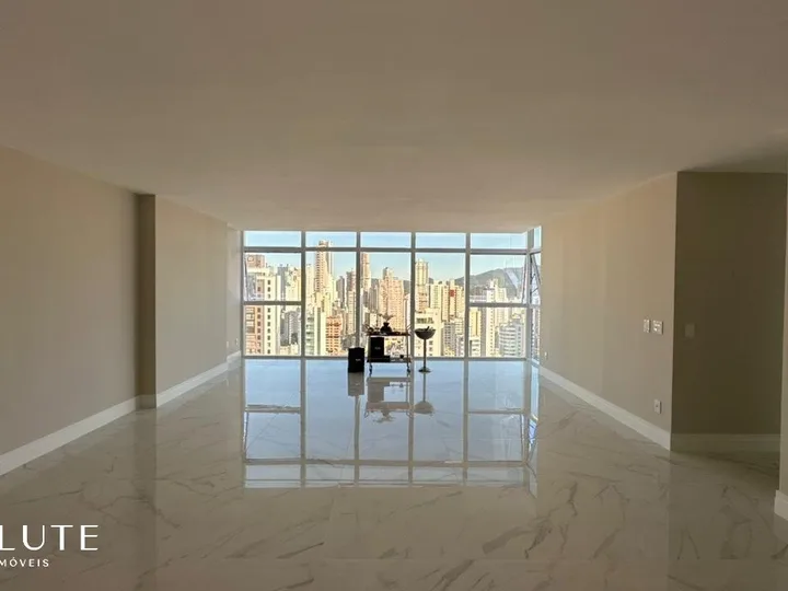 Apartamento à venda com 3 suítes no Centro.