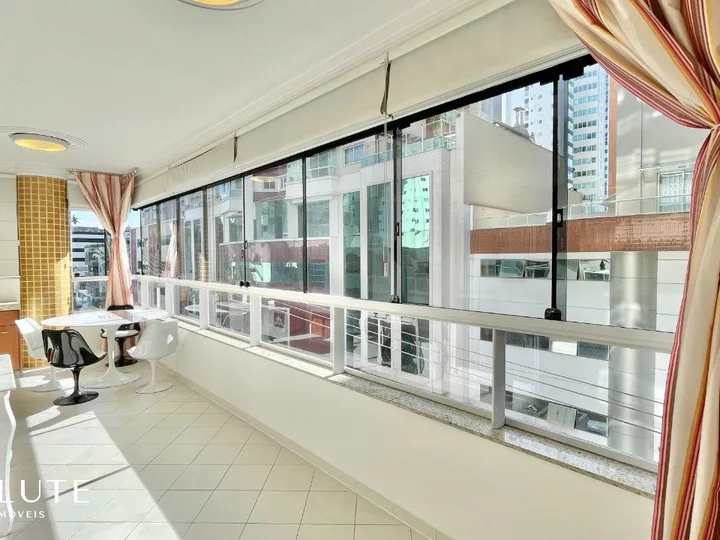 Apartamento com 2 suítes à venda no Centro