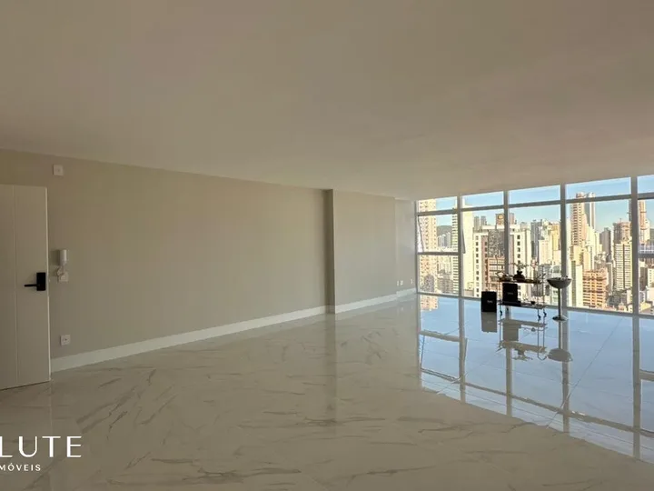 Apartamento à venda com 3 suítes no Centro.